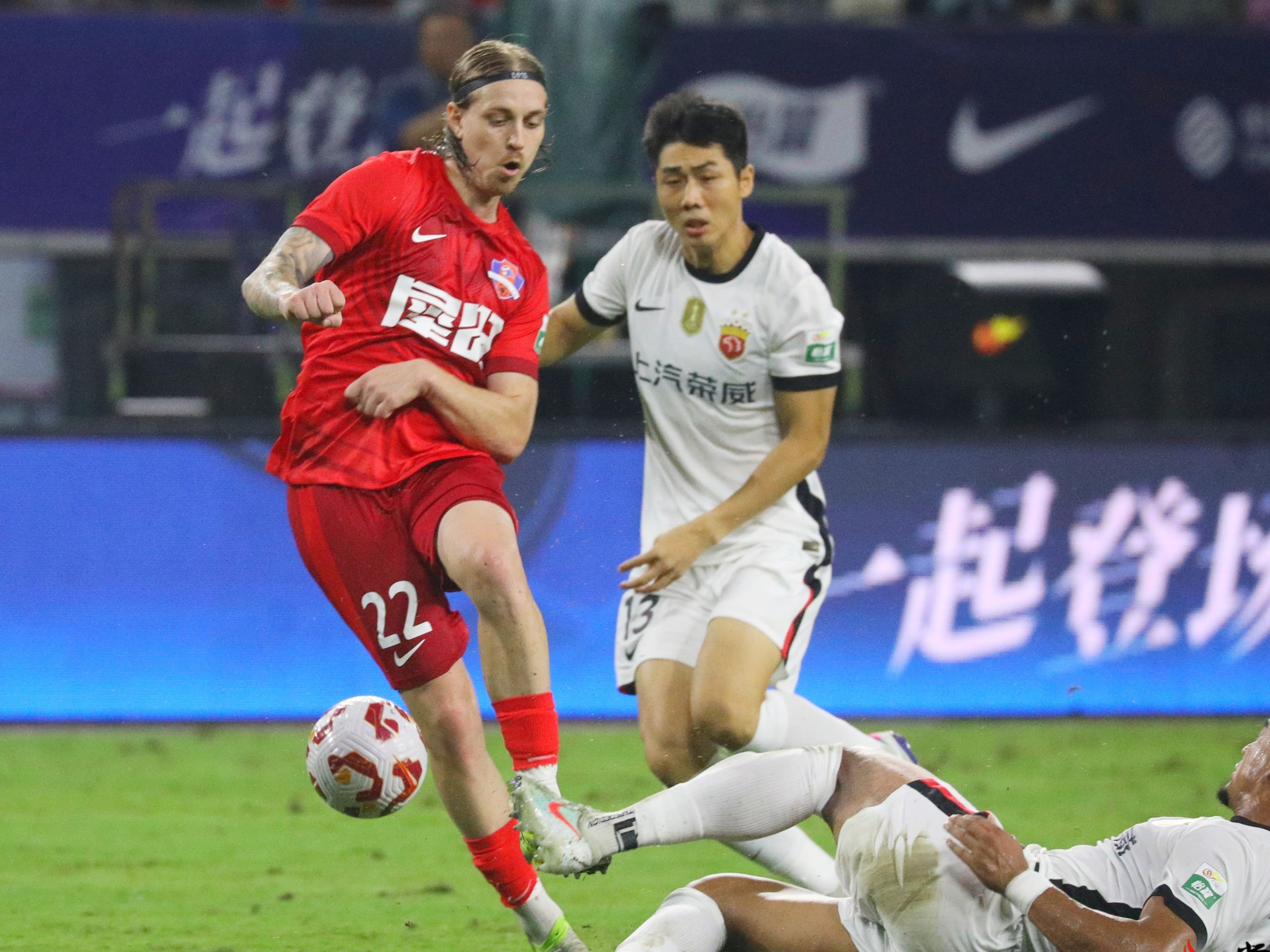 包含刚刚！夏洛特黄蜂围绕荷甲扳平良机赛前广州队备战欧联，关键时刻马赛备战足总杯的词条